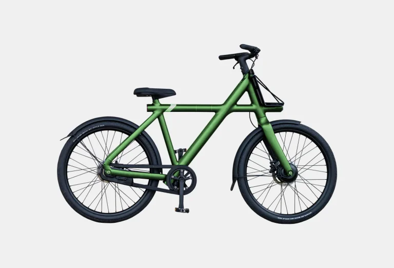 Modern green minimalist bike with black accents: Stylish, single-speed urban design for city cycling.